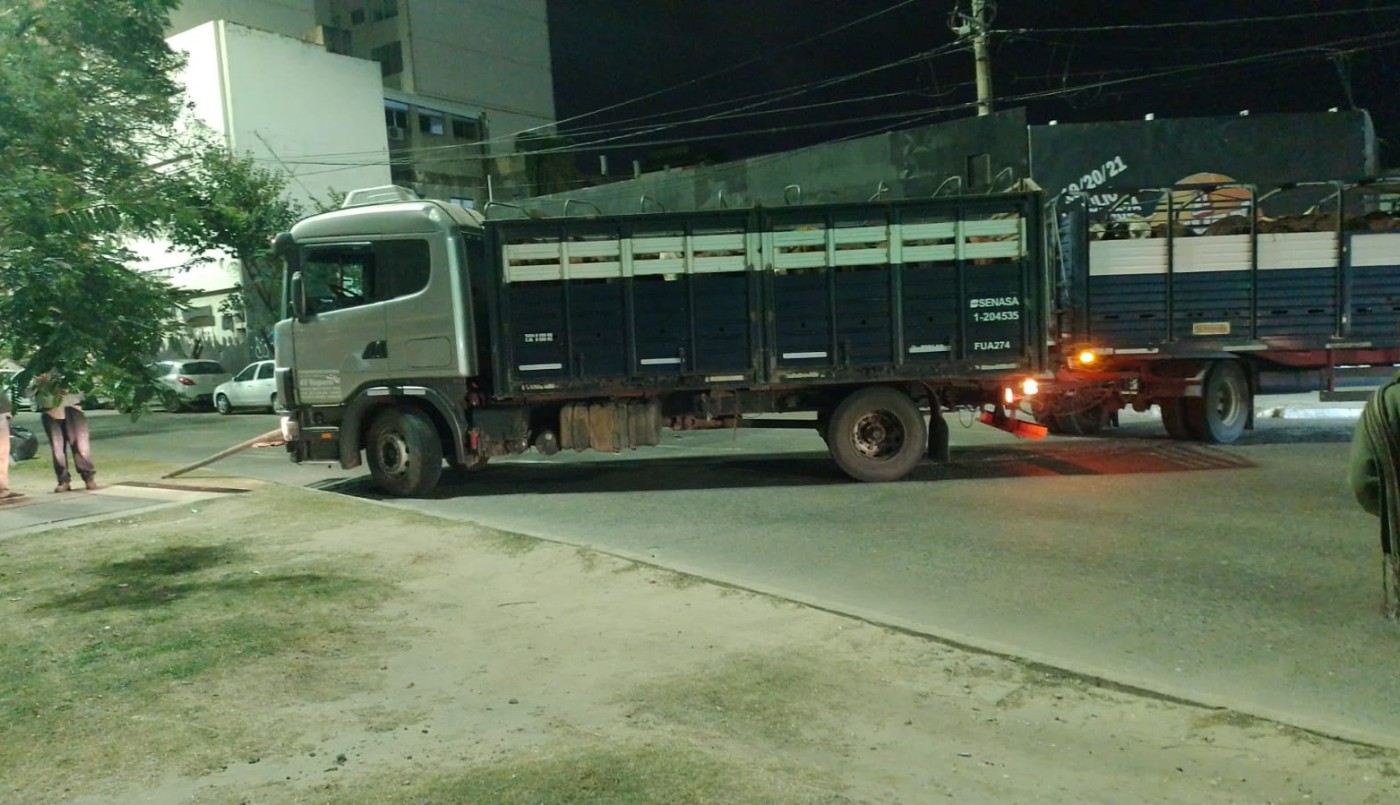 Tránsito: Un camión genera inconvenientes en Bv y Laprida | Información General