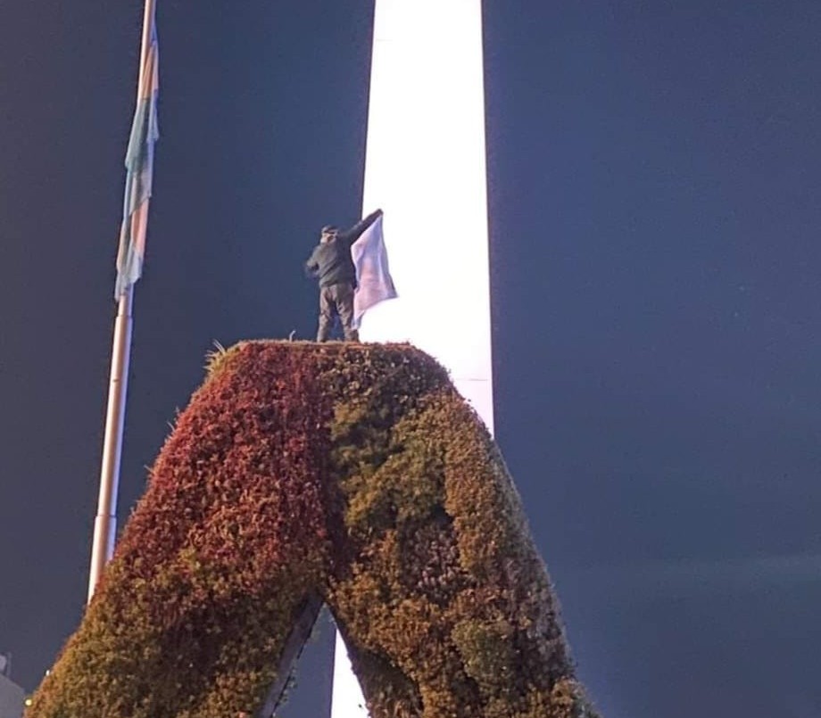 Un hincha murió en el Obelisco durante el partido de Argentina vs. Colombia | Nacionales