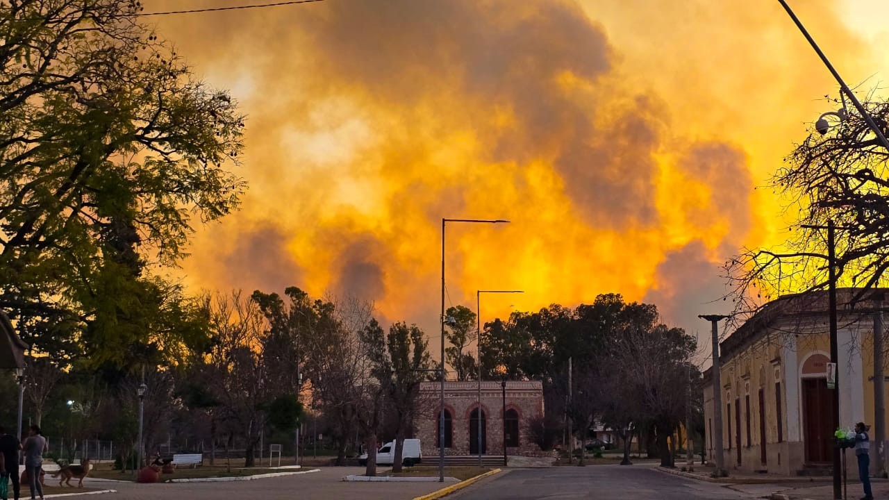 Incendio en Córdoba: hay cuatro focos activos y el fuego ya alcanzó varias casas | Nacionales