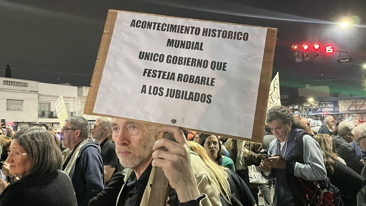 Jubilados protestaron en Olivos en contra del asado a los diputados "héroes" | Nacionales