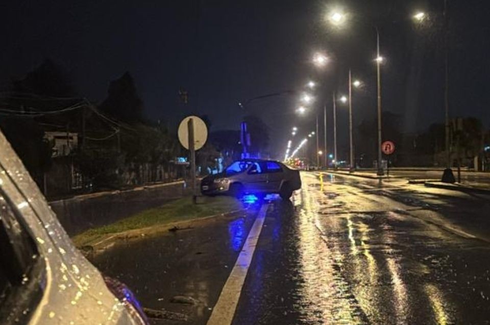 RP1: perdió el control del auto, chocó contra columna de alumbrado y dio varios giros | Policiales