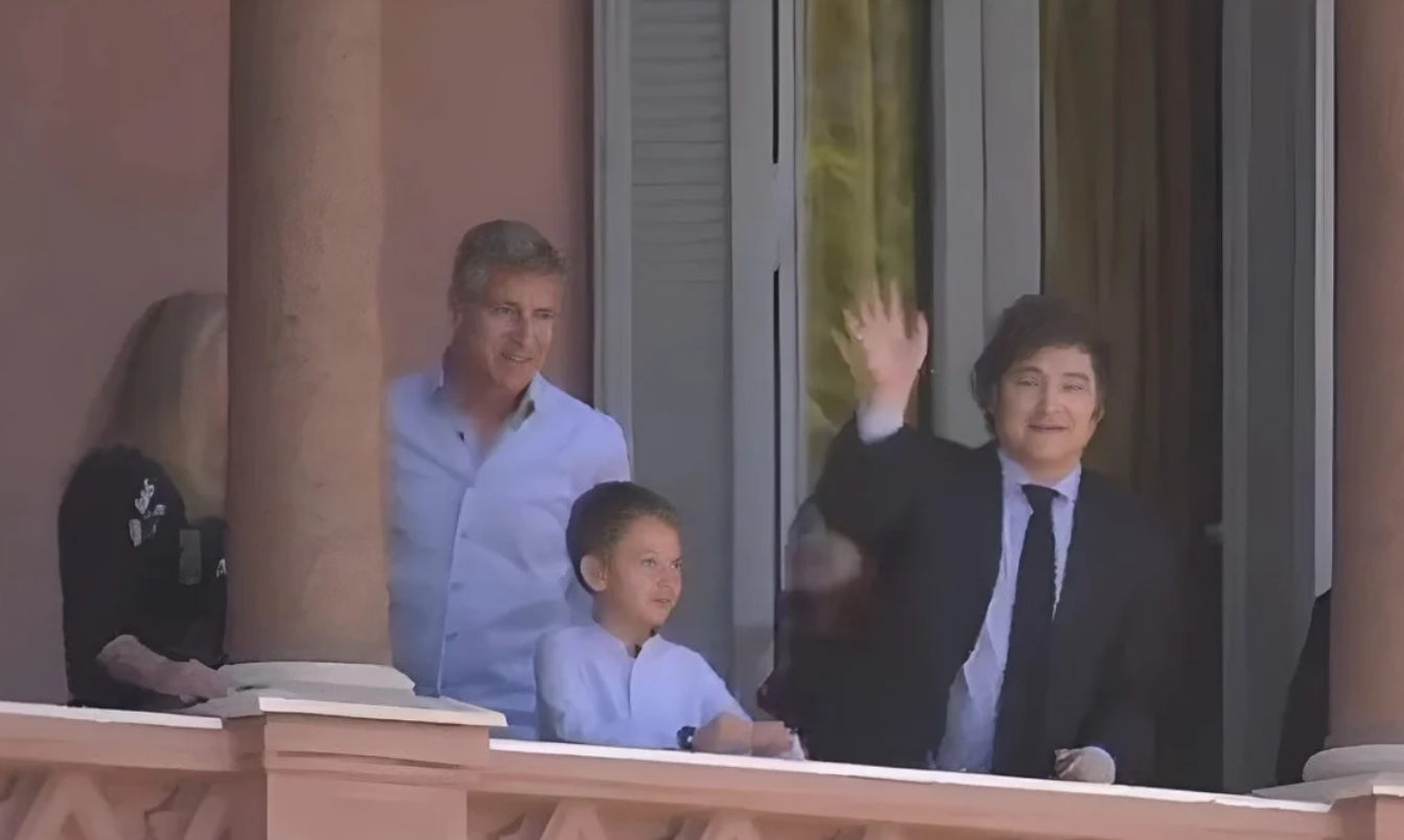 Javier Milei recibió a Martín Palermo en Casa Rosada y salieron a saludar al balcón | Nacionales