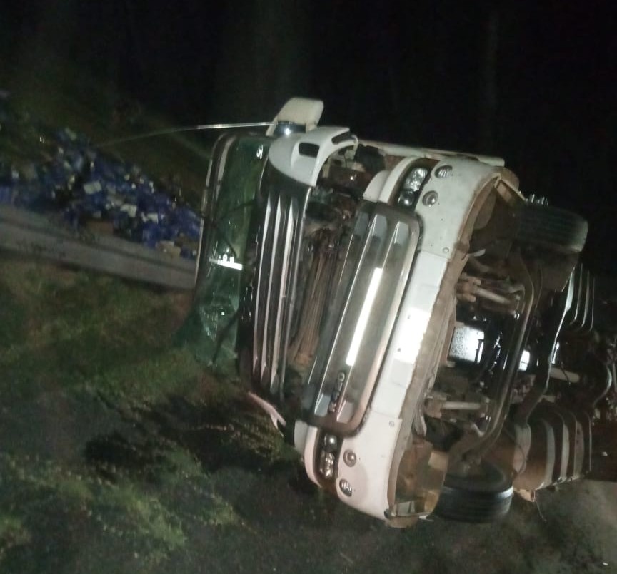 Imágenes: camión que transportaba botellas de fernet volcó en Gobernador Candioti | Policiales