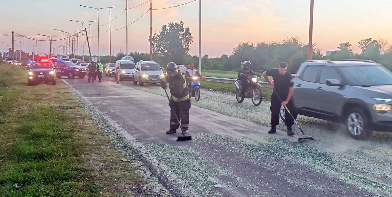Un camión perdió su carga de vidrio molido en la Circunvalación Oeste | Policiales
