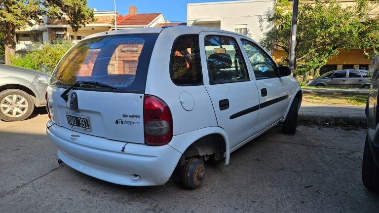 Le robaron los neumáticos a un auto estacionado en Avenida Freyre | Policiales