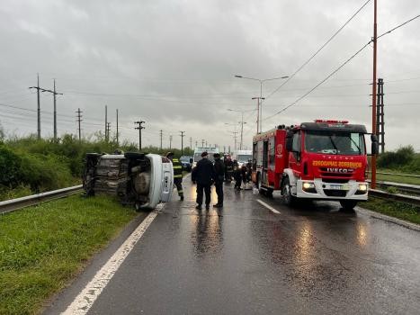 Una mujer quedó atrapada tras vuelco en Circunvalación Oeste | Policiales