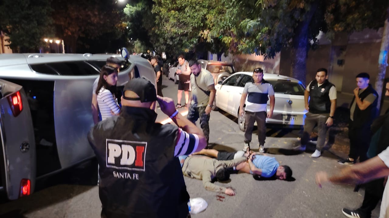 Robaron en hipermercado, los persiguieron y terminaron volcando en barrio Candioti | Policiales