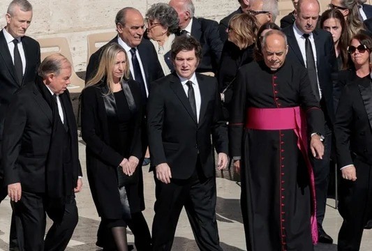 Milei emprendió el regreso al país tras los funerales del Papa Francisco | Nacionales