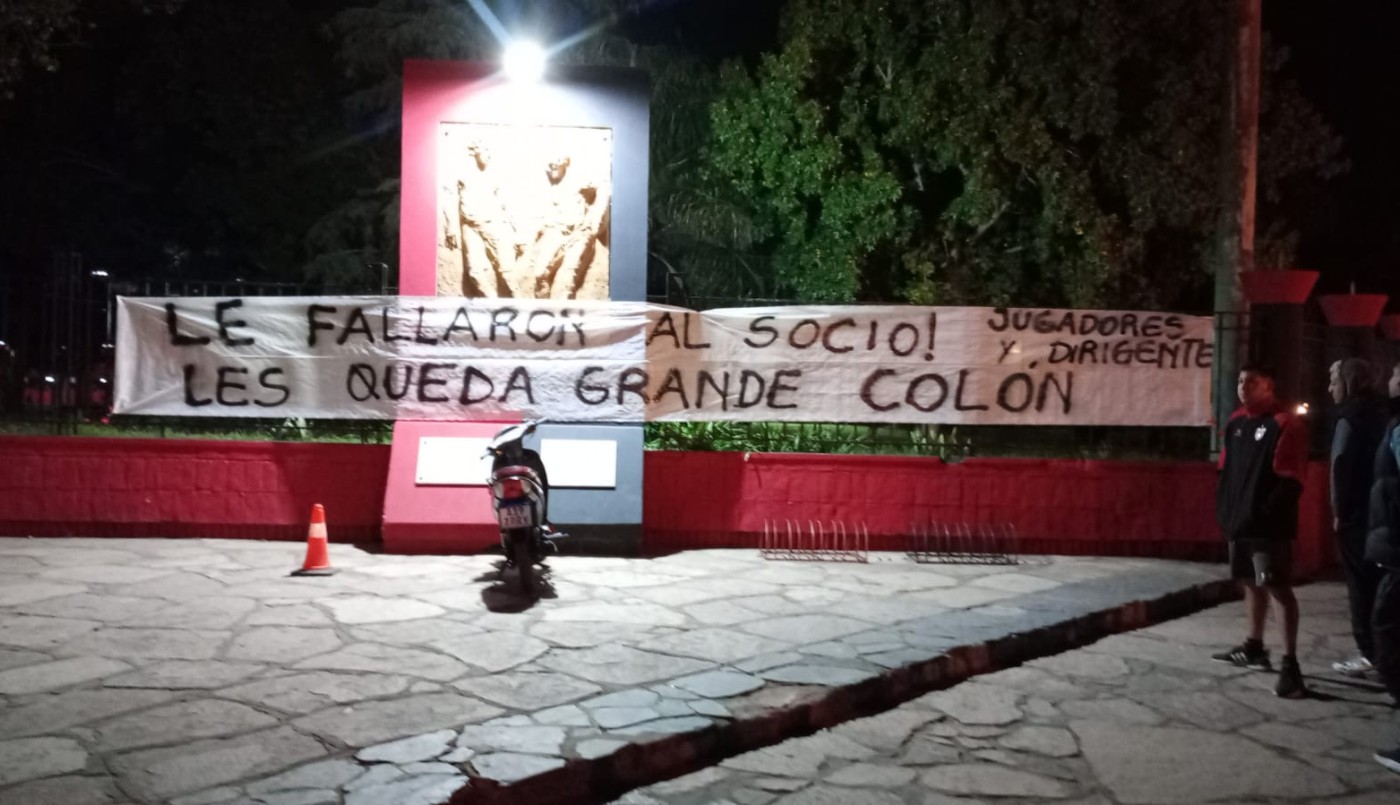 Clima tenso en Colón: hinchas se manifestaron frente a la sede y dejaron una bandera | Deportes