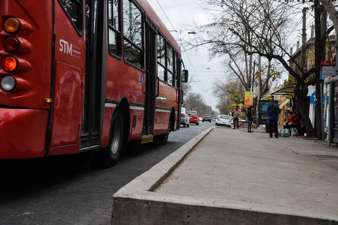 Una jubilada murió en Mendoza al caerse de un colectivo tras una brusca maniobra | Nacionales