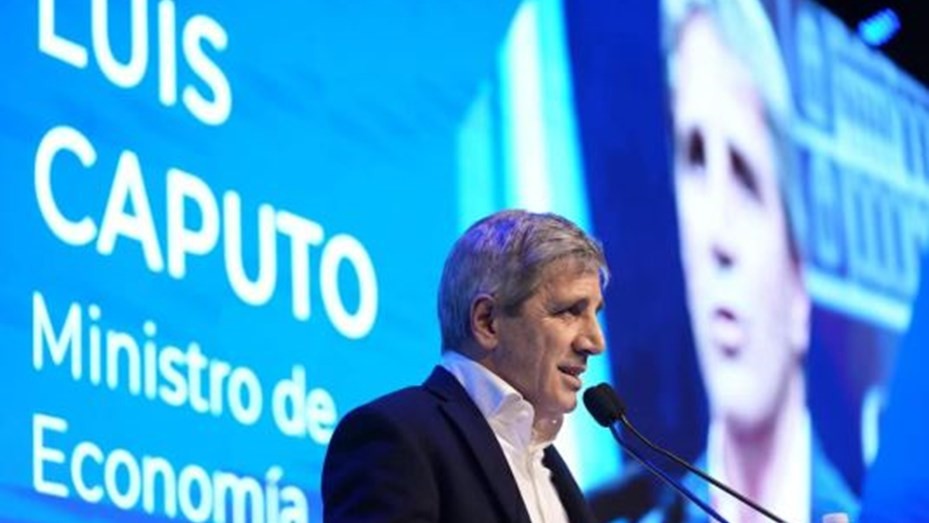 Caputo aclaró que los montos habilitados para usar sin controles son por mes y por persona | Nacionales