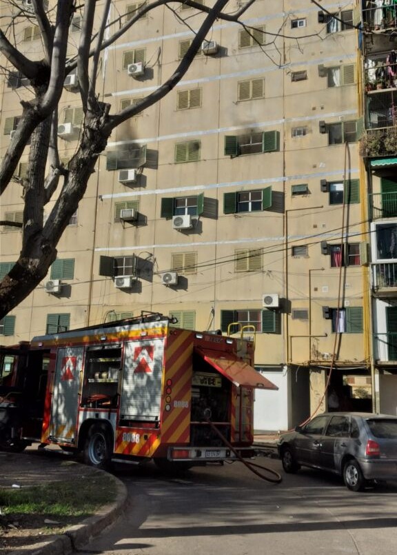 Se incendió un departamento en barrio El Pozo y una mujer debió ser asistida | Policiales