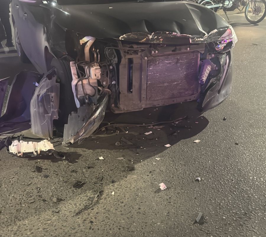 Fuerte choque entre patrullero y auto en la madrugada del domingo | Policiales