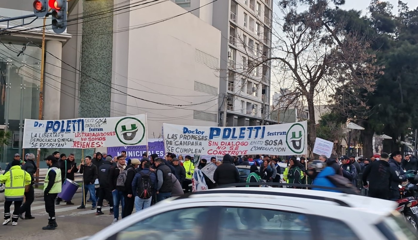 Trabajadores municipales realizan paro y protesta con movilización | Noticias