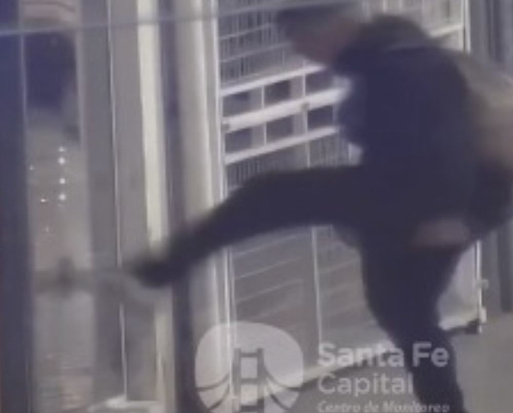 La GSI y el 911 detuvieron a un hombre que vandalizó vidrieras comerciales | Policiales