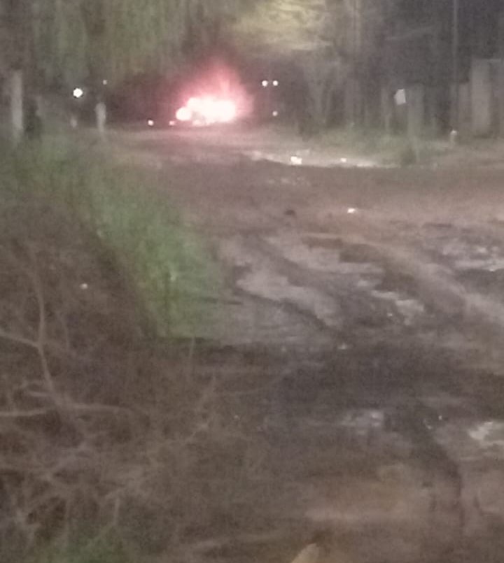 Camioneta de bomberos quedó atascada cuando terminaron de apagar el incendio de un auto | Policiales