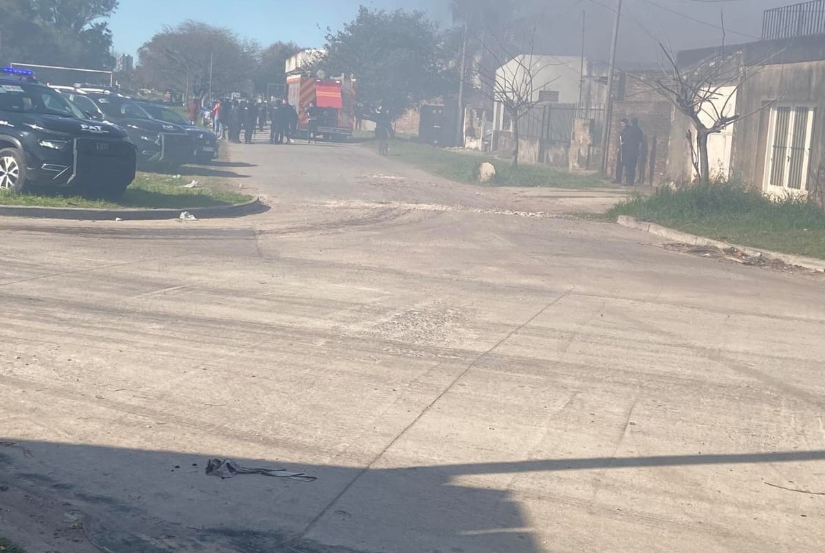 Incendiaron una casa en Villa Hipódromo y se vivieron momentos de tensión | Policiales