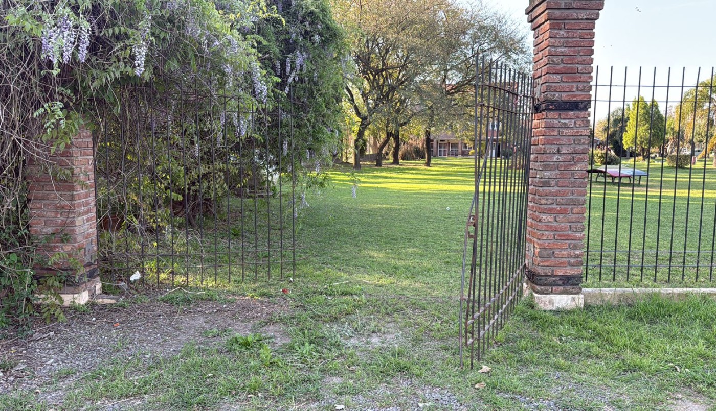 Según la policía, fueron 70 los hinchas que protestaron frente al predio | Policiales