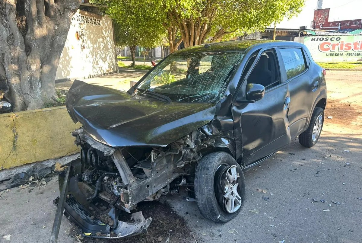Choque y vuelco en barrio Los Hornos: dos autos protagonizaron un violento accidente | Policiales