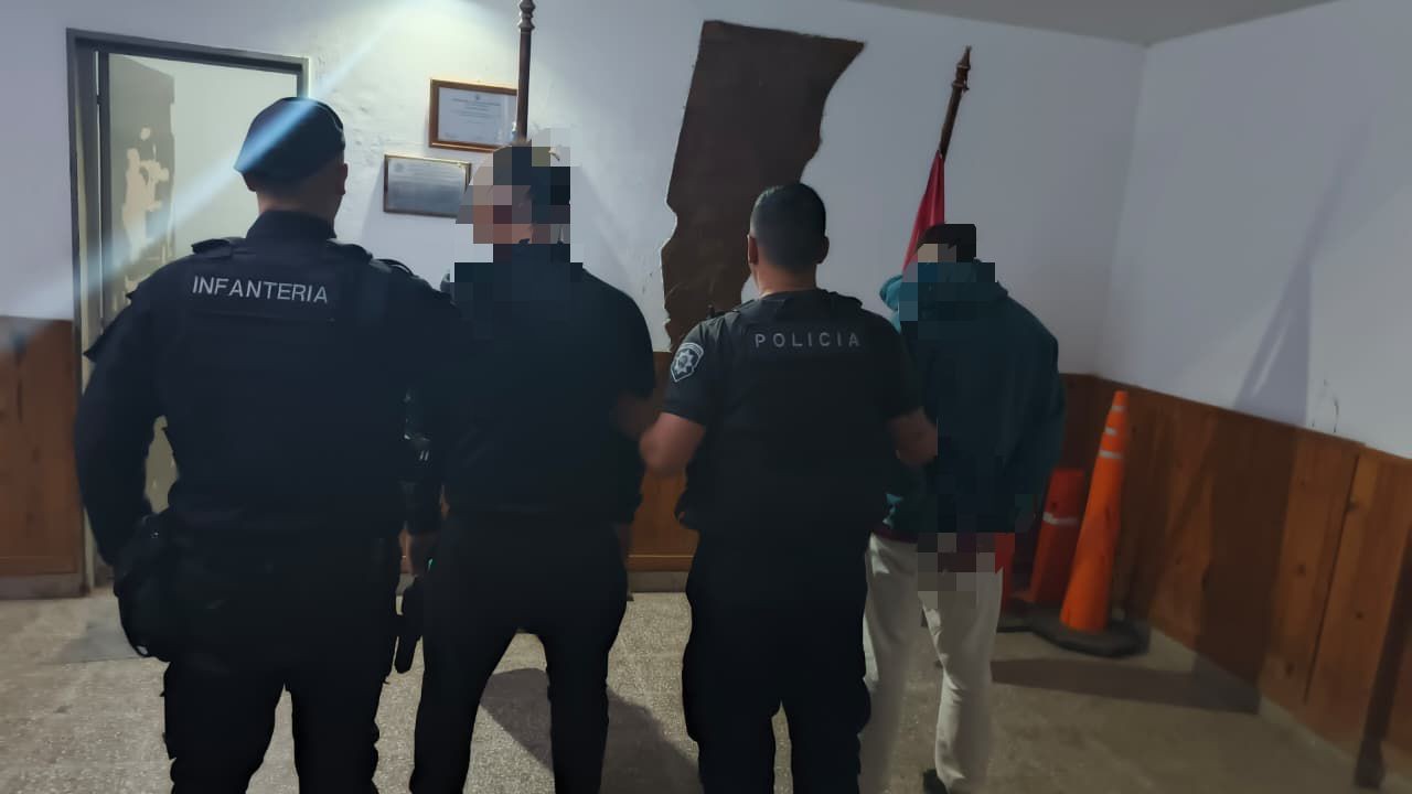 Balacera, armas y vehículo secuestradoy detenidos a la verade la RN 168 | Policiales