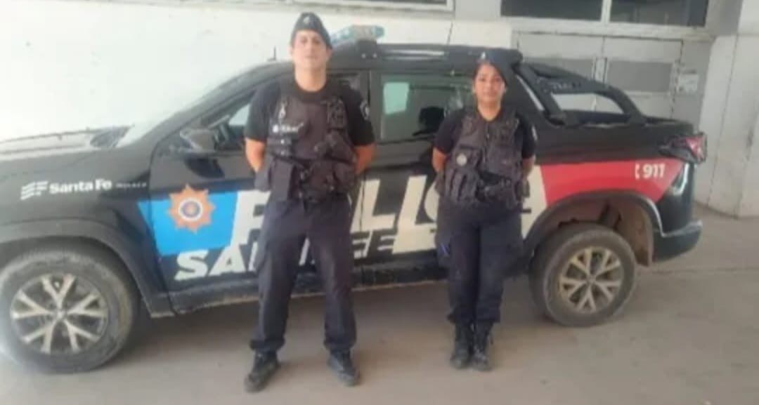 Efectivos de la policía le salvaron la vida a un bebe con maniobras de RCP | Policiales