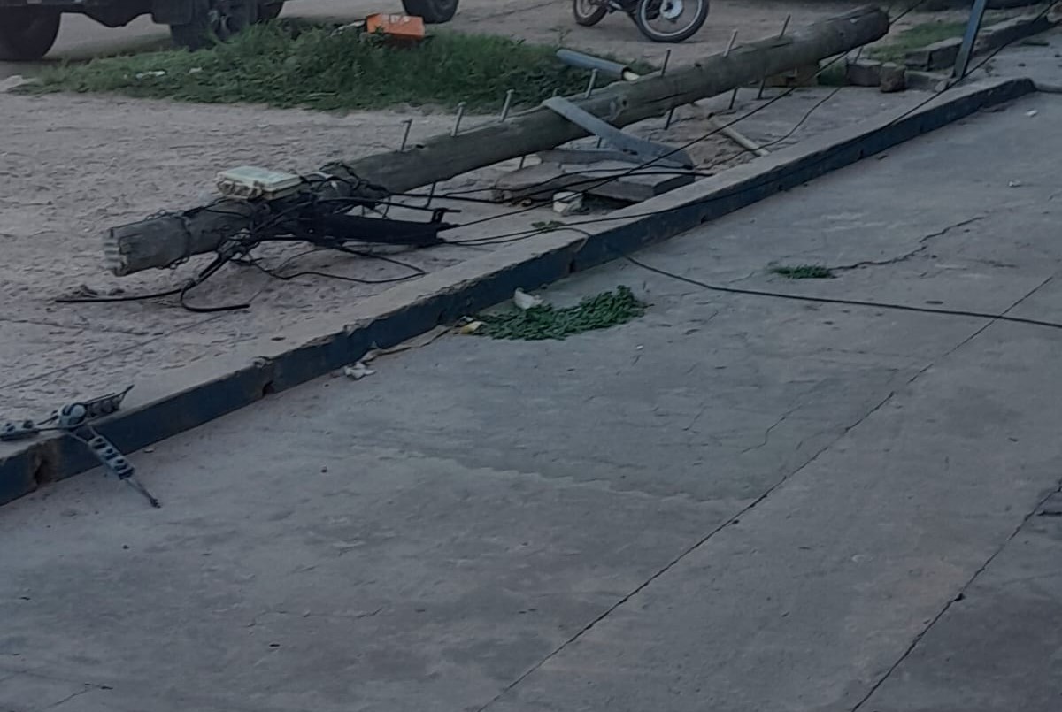 Camión tiró dos postes de luz en Avenida Aristóbulo del Valle | Noticias