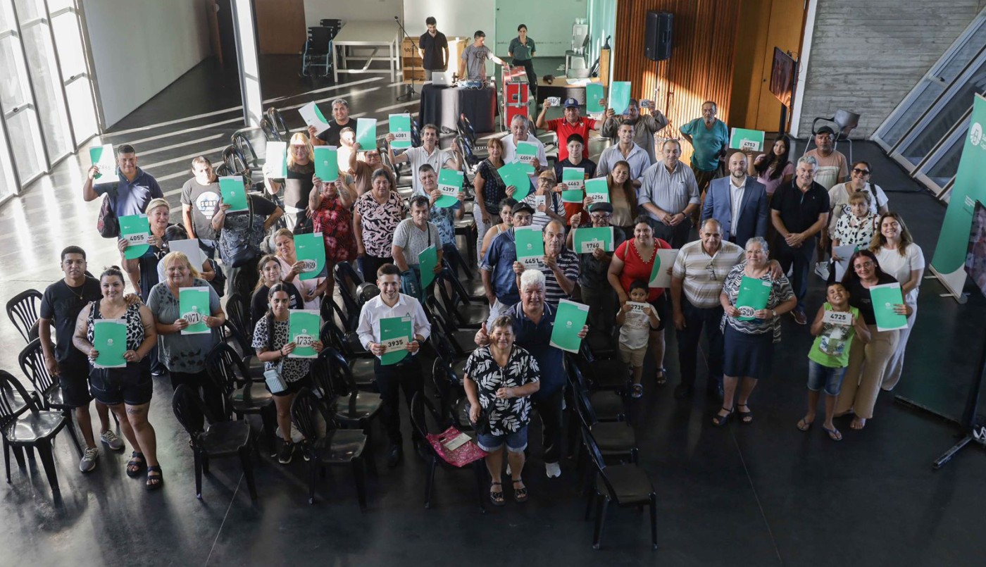 Regularización Dominial: 55 familias recibieron las escrituras de sus casas | Noticias