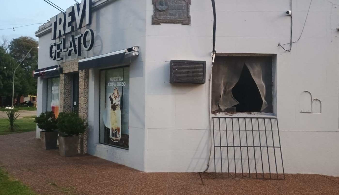 Rompieron las rejas de una ventana y vandalizaron una heladería | Policiales