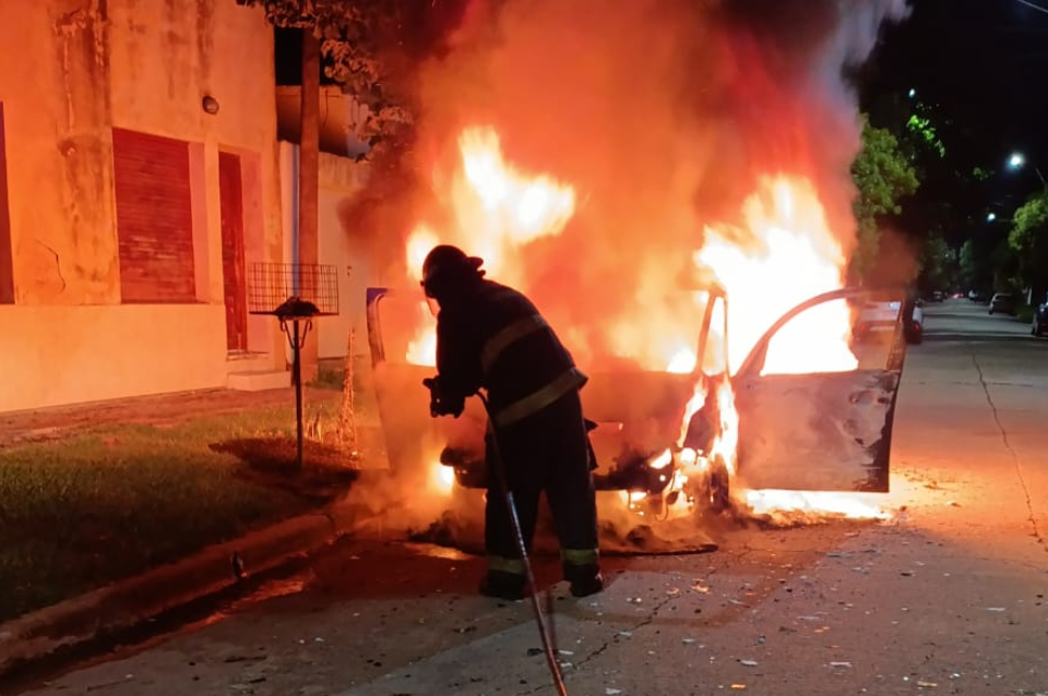 Se incendió por completo un automóvil en la madrugada en Santo Tomé | Información General