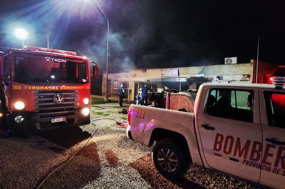 Incendio en el norte de Santa Fe: destruyó una despensa y dañó una vivienda durante la madrugada | Información General