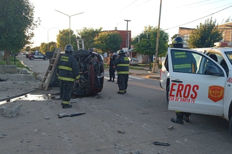 Un conductor chocó contra un cantero y volcó con su utilitario en barrio norte | Información General