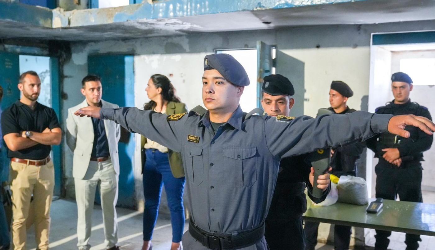 Provincia entregó al Servicio Penitenciario nuevas paletas detectoras de metales | Noticias