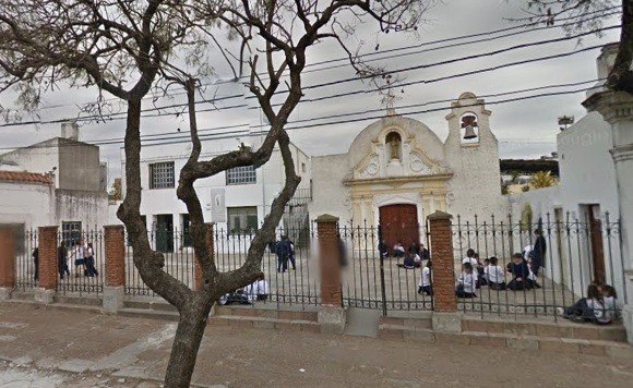 Un alumno amenazó con una tijera a compañeros y forcejeó con su maestra | Policiales