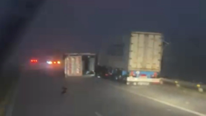 Temporal: el viento tumbó camiones en la autopista Rosario - Córdoba | Información General