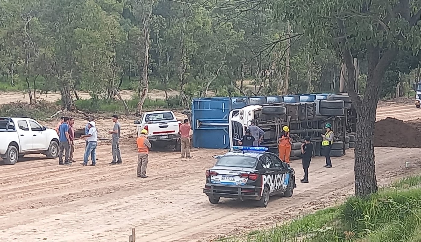Chofer lesionado: Volcó un camión en la obra del Nuevo Puente Carretero | Noticias