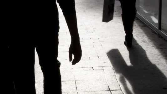 Acosó a una mujer y ahora deberá donar casi $800 mil para evitar el juicio