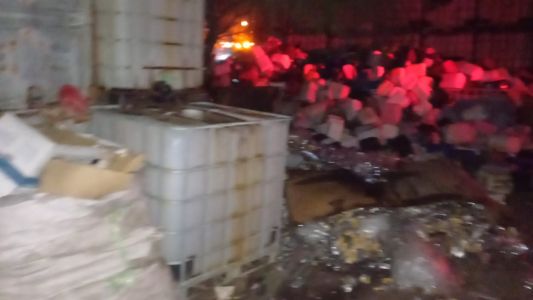 Bomberos intervinieron en incendio en una planta de reciclado de plásticos