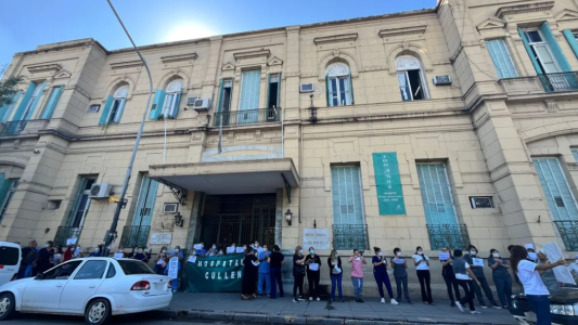 Trabajadores de salud realizaron abrazos simbólicos en los hospitales Cullen y Vera Candioti
