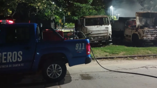 Incendiaron un camión en Villa Hipódromo y debieron intervenir los bomberos