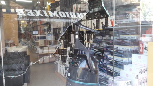 Rompieron la vidriera y robaron en un negocio de cosméticos del centro