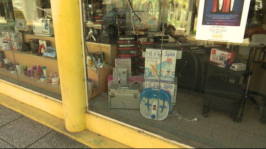 Otra vez hicieron estallar el vidrio de una perfumería céntrica