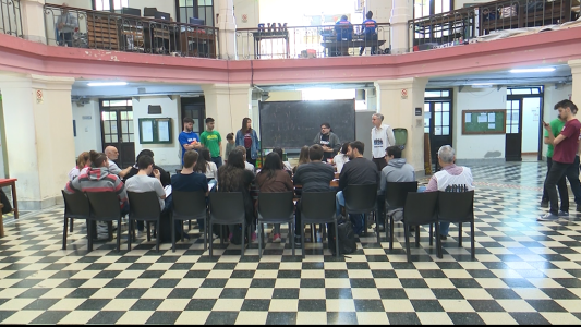 Los docentes universitarios realizan un paro de 24 horas con clases públicas