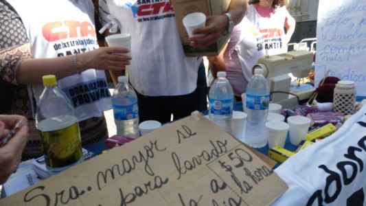 Los jubilados brindaron con agua para evidenciar el mal momento que atraviesan