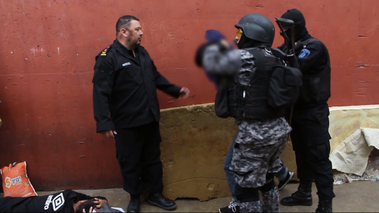 Megaoperativo de la policía para trasladar reclusos de comisarías a cárceles de la provincia