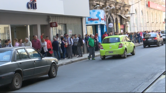 Fiebre por monedas extranjeras en las agencias de cambio de la ciudad