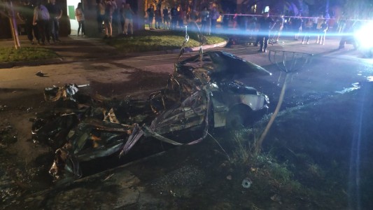 Dos policías heridos tras la explosión de un auto incendiado en Barrio Schneider