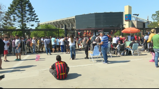Largas colas en Colón para canjear las entradas para la final