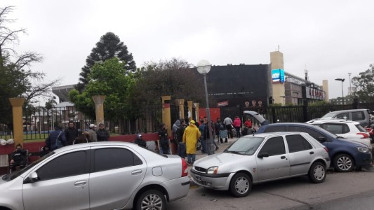 Penúltimo día del canje: Los hinchas de Colón hicieron noche en la sede