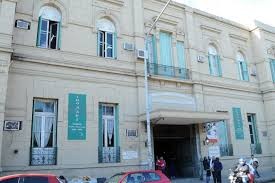 Dos motociclistas heridos en la madrugada al derrapar en pleno centro