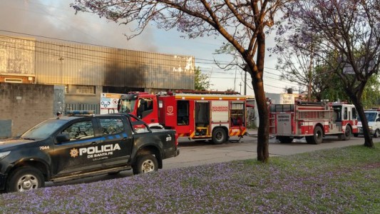 Un incendio de proporciones se desató en un depósito del norte de la ciudad